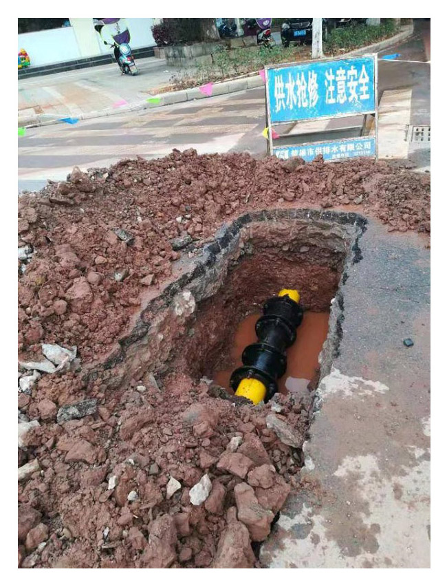 小-楚雄市供排水公司抢修供水管道2.jpg