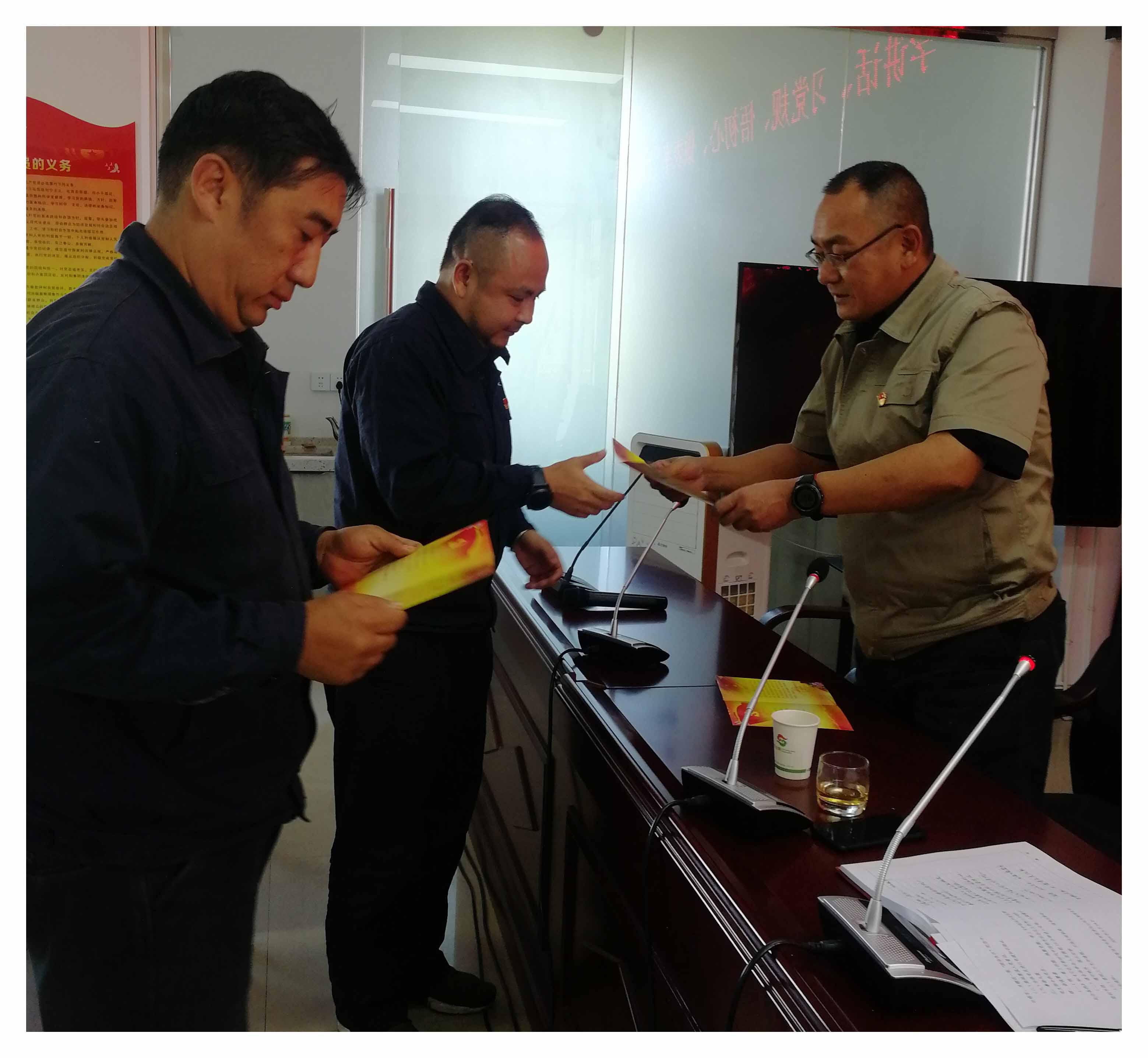 小-习党规 悟初心——普洱市水务公司开展主题党日活动3.jpg