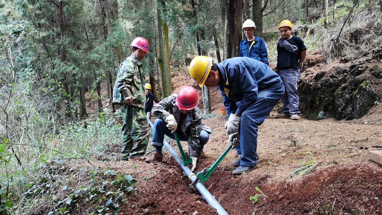 小-个旧市自来水公司完成阴山景区水冲公厕供水管道安装4.jpg