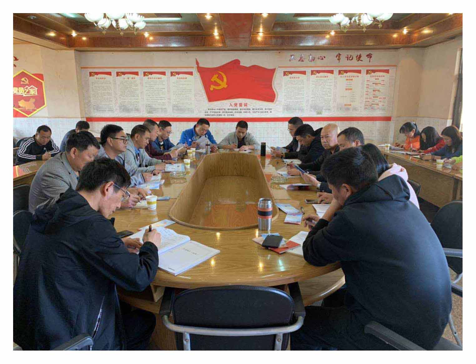 小-扫黑除恶 勇当先锋——沾益区供排水公司开展主题教育党课.jpg