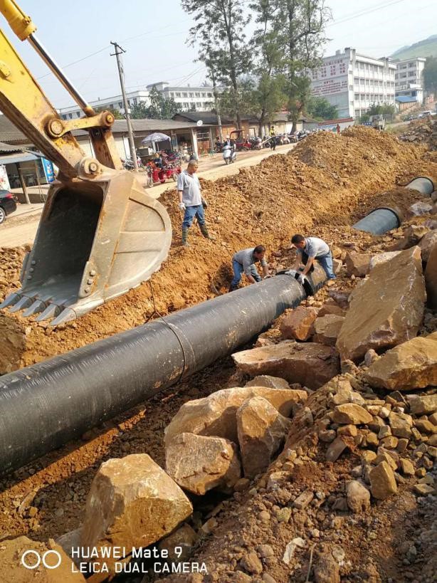 景谷县城学府路DN800供水主管道安装工程顺利完工2.jpg