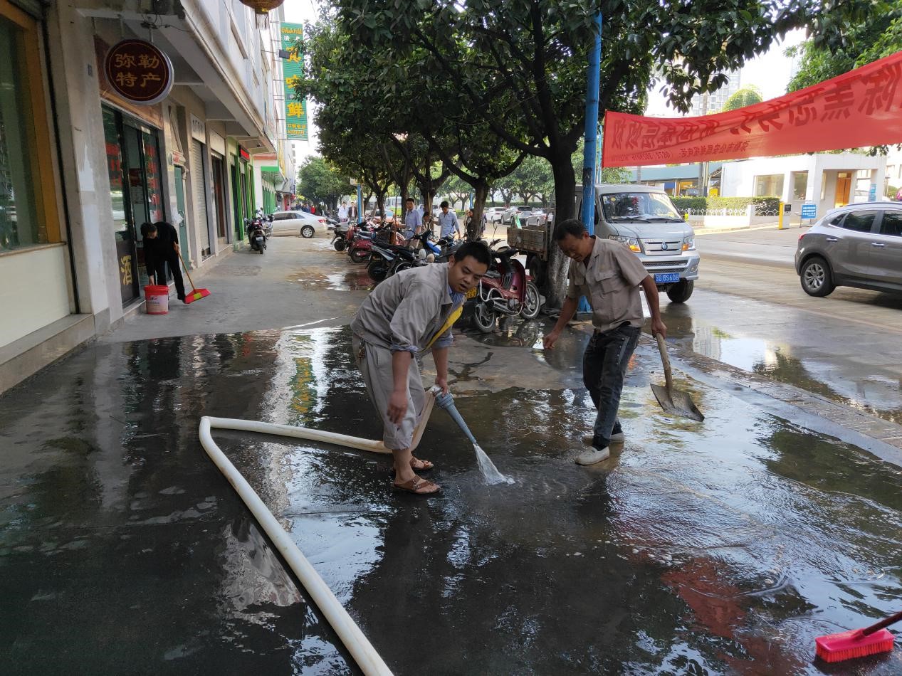 小-弥勒市供水公司抢通人民路爆管1.jpg