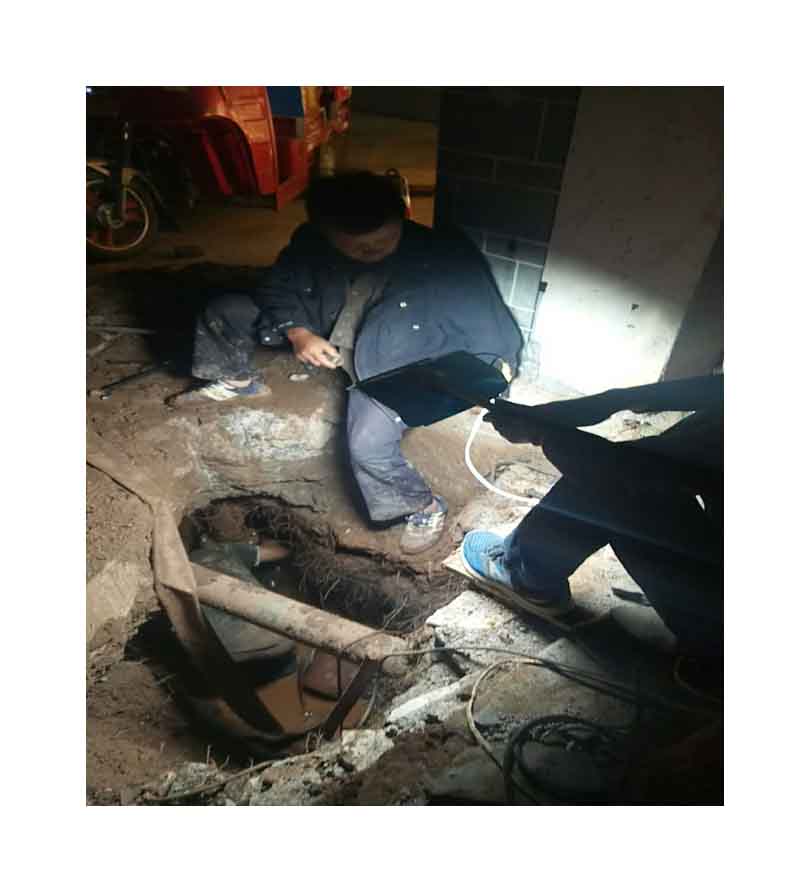 小-鹤庆县自来水公司抢修DN200供水主管道2.jpg