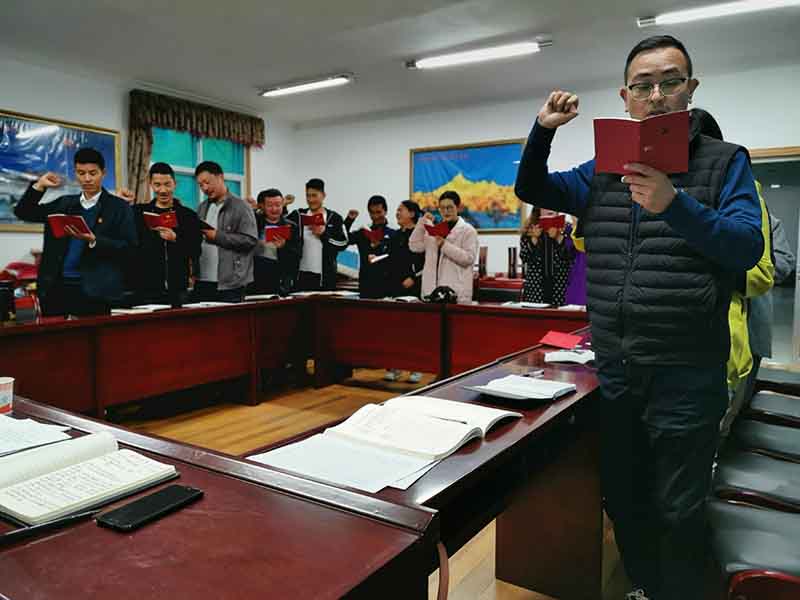 小-香格里拉市供排水公司党支部开展主题党日活动1.jpg