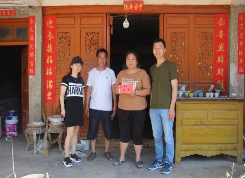 小-大理水务公司深入挂钩扶贫点开展 “六一”慰问活动1.jpg