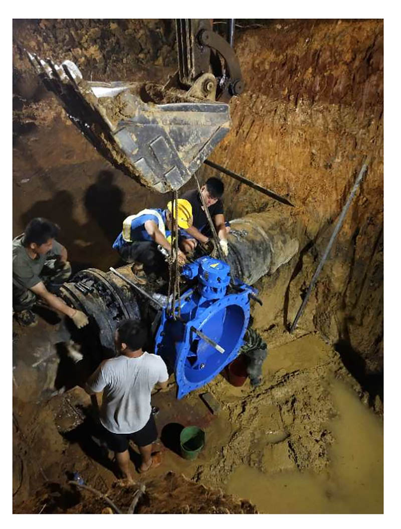 小-蒙自市城镇供水公司对供水主管三通进行搭接工作2.jpg