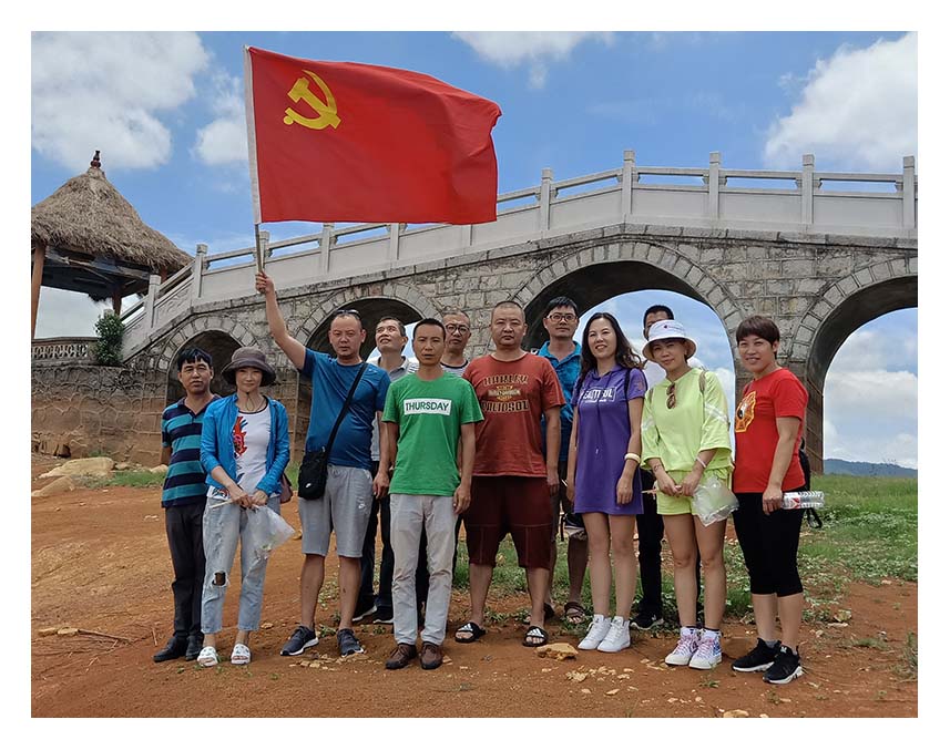 小-泸西县自来水厂组织党员干部职工到水源地板桥河清理垃圾.jpg