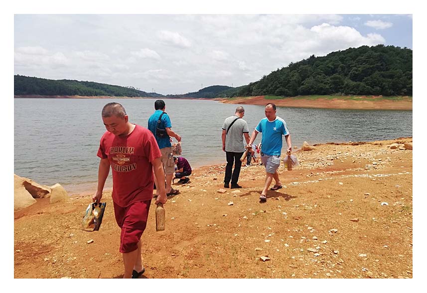 小-泸西县自来水厂组织党员干部职工到水源地板桥河清理垃圾1.jpg