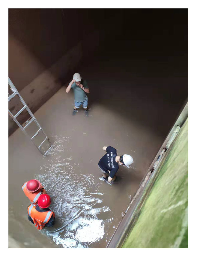 小-昆明通用水务清理牛栏江入水口格栅4.jpg